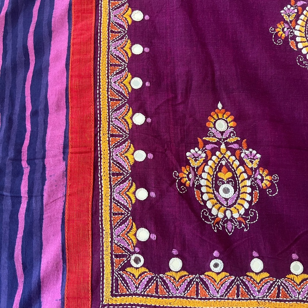 Udd brand hand woven hand reeled hand batik kantha saree with mirrors - Picture 2 of 10